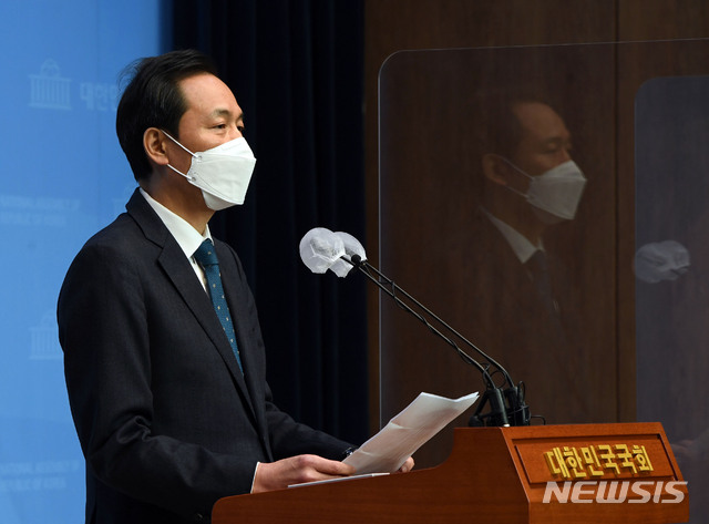 [서울=뉴시스]전진환 기자 = 우상호 서울시장 보궐선거 더불어민주당 예비후보가 14일 오전 국회 소통관에서 기자회견을 갖고 박영선 예비후보의 정책을 검증하겠다고 밝히고 있다. (공동취재사진) 2021.02.14. photo@newsis.com