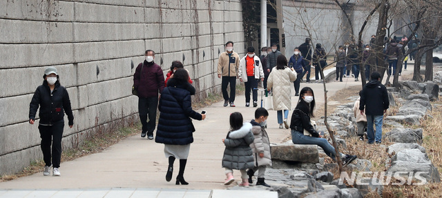 [서울=뉴시스]이영환 기자 = 전국적으로 포근한 날씨를 보인 지난 14일 오후 서울 종로구 청계천에서 시민들이 산책을 하고 있다. 2021.02.14. 20hwan@newsis.com