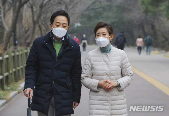 [서울=뉴시스]국회사진기자단 = 나경원 국민의힘 서울시장 예비후보와 금태섭 무소속 예비후보가 14일 서울 남산 둘레길을 걸으며 야권 단일화등 현안에 대해 이야기를 나누고 있다. 2021.02.14. photo@newsis.com