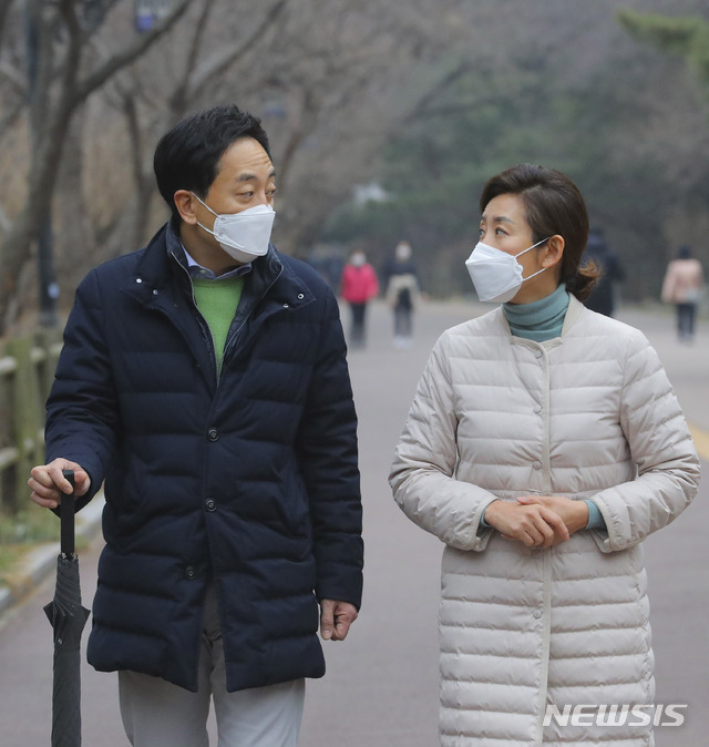 [서울=뉴시스]국회사진기자단 = 나경원 국민의힘 서울시장 예비후보와 금태섭 무소속 예비후보가 14일 서울 남산 둘레길을 걸으며 야권 단일화등 현안에 대해 이야기를 나누고 있다. 2021.02.14. photo@newsis.com