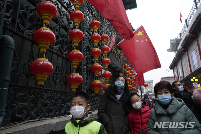 [베이징=AP/뉴시스] 중국 구정(춘절) 연휴 사흘째인 14일 사람들이 자주 찾는 소매상 거리 모습   