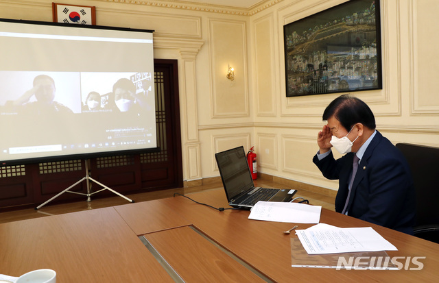 [마나마=뉴시스]박병석 국회의장이 15일(현지시간) 마나마 주바레인 대사관에서 김소운 중령과 화상 통화를 하고 있다.(사진=국회 제공) 