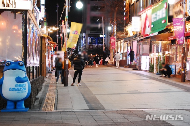 [인천=뉴시스] 김동영 기자 = 수도권 사회적 거리두기 하향조정으로 영업시간 제한이 오후 10시로 연장된 15일 오후 9시께 인천 남동구 구월동 로데오거리는 한산했다. 2021. 2.15. dy0121@newsis.com 