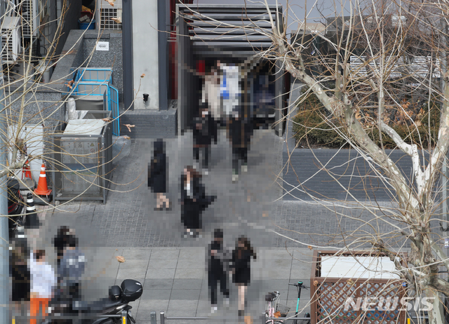 [서울=뉴시스]김병문 기자 = 수도권 사회적 거리두기가 2단계로 완화되며 클럽, 헌팅포차 등 유흥시설의 영업이 재개된 15일 오후 서울 시내 한 클럽에서 손님들이 나오고 있다. 해당 클럽 관계자는 이날 오전 5시부터 정오까지 영업했다고 밝혔다. 2021.02.15. dadazon@newsis.com