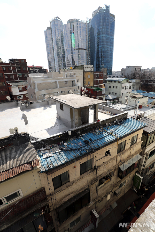 지난 2021년 서울 용산구 동자동의 한 건물에서 보이는 쪽방촌 모습. 뉴시스DB.