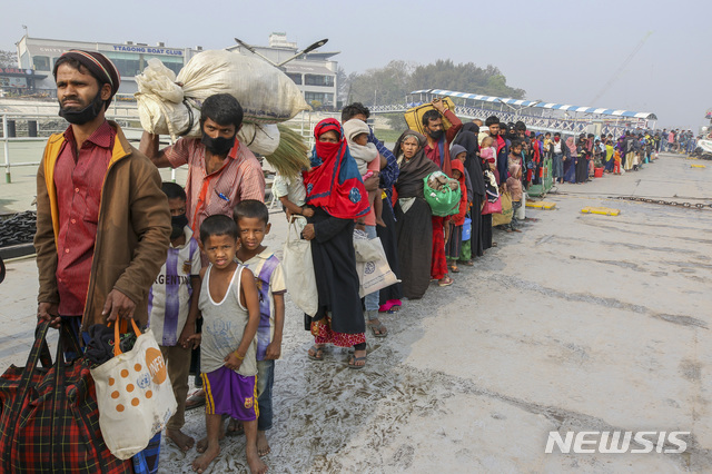 [치타공=AP/뉴시스]15일 방글라데시 남동부 항구도시 치타공에서 벵골만의 바산차르 섬으로 향하는 로힝야족 난민들이 해군 함정에 승선할 준비를 하고 있다. 방글라데시 정부는 인권단체들의 중단 요구에도 로힝야족 네 번째 난민 그룹을 섬으로 보냈다. 2021.02.15.