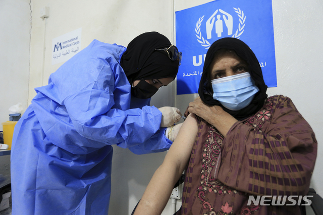 [암만=AP/뉴시스]15일(현지시간) 요르단 수도 암만 북쪽 80km에 있는 마프라크의 자타리 난민촌에 마련된 의료센터에서 한 시리아 난민이 중국산 시노팜 백신을 접종하고 있다. 2021.02.16.