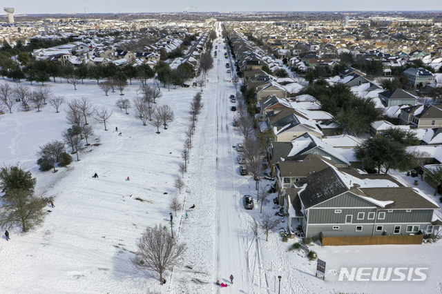[오스틴=AP/뉴시스] 15일(현지시간) 미국 텍사스주 오스틴에 눈이 쌓인 모습. 2021.02.16. 