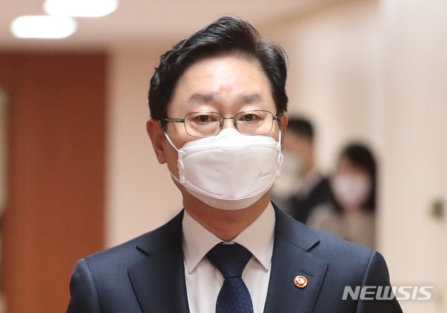 [서울=뉴시스]김명원 기자 = 박범계 법무부 장관이 지난 16일 오전 서울 종로구 정부서울청사에서 영상으로 열린 국무회의에 참석하고 있다. 2021.02.16. kmx1105@newsis.com