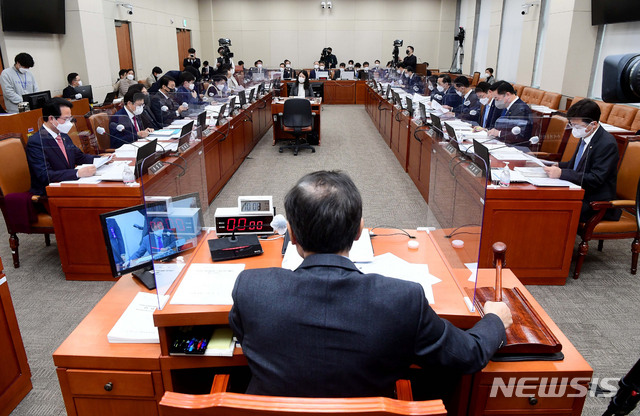 [서울=뉴시스]김진아 기자 = 16일 서울 여의도 국회에서 기획재정위원회 전체회의가 윤후덕 위원장 주재로 열리고 있다. (공동취재사진) 2021.02.16. photo@newsis.com