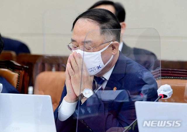 [서울=뉴시스]김진아 기자 = 홍남기 부총리 겸 기획재정부 장관이 16일 서울 여의도 국회에서 열린 기획재정위원회 전체회의에서 잠시 눈을 감고 생각에 잠겨 있다. (공동취재사진) 2021.02.16. photo@newsis.com