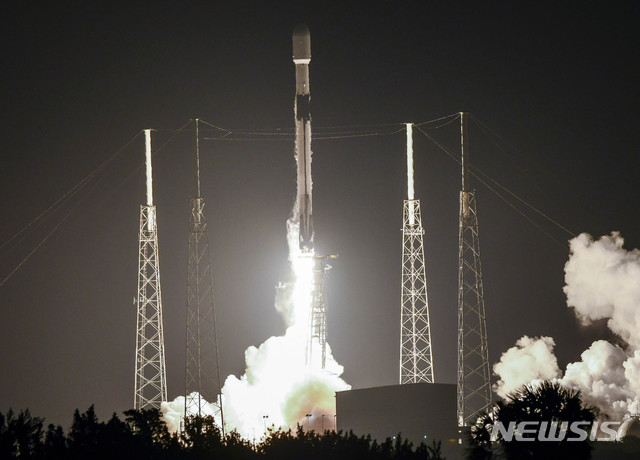 [케이프커내버럴=AP/뉴시스] 2월15일(현지시간) 미국 플로리다주 케이프커내버럴에서 스타링크의 통신용 위성 60개를 장착한 스페이스X의 팰컨9 로켓이 발사되고 있다. 2021.03.03.