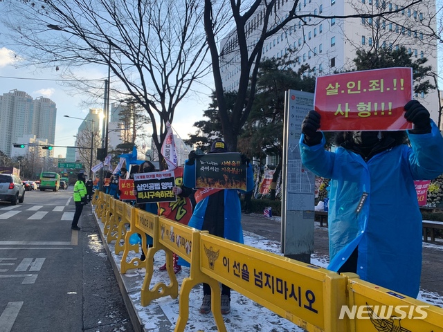 [서울=뉴시스] 신재현 수습기자 = 서울 양천구에서 숨진 16개월 여아 '정인이 사건'과 관련해 입양부모의 2차 공판이 열리는 17일 오전 서울 양천구 남부지법 앞에서 입양부모의 엄벌을 촉구하는 시민들이 팻말 등을 들고 시위를 진행하고 있다. 2021.02.17. again@newsis.com 