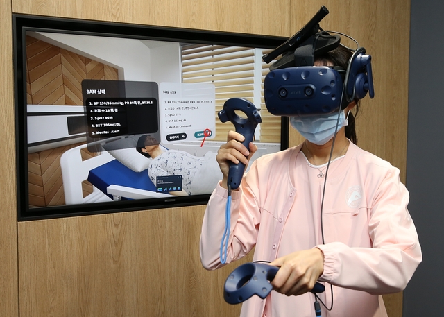 서울아산병원에 구축된 가상현실(VR) 전용 교육장에서 간호사가 응급환자 조기 대응에 관한 VR 교육을 체험하고 있다. *재판매 및 DB 금지