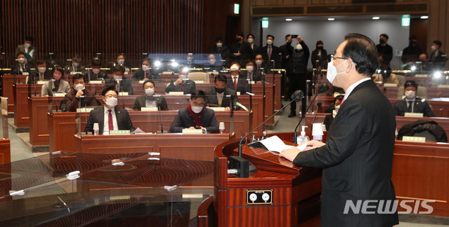 [서울=뉴시스]김진아 기자 = 주호영 국민의힘 원내대표가 17일 오전 서울 여의도 국회에서 열린 정책의원총회에서 발언하고 있다. 2021.02.17. (공동취재사진) photo@newsis.com