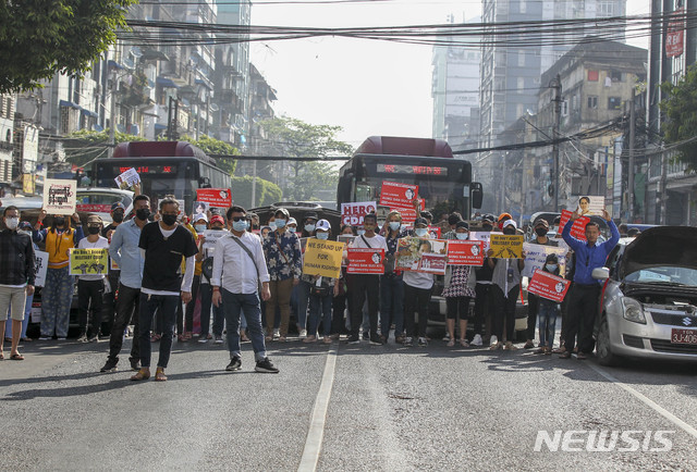 [양곤=AP/뉴시스]17일 미얀마 양곤에서 군사 쿠데타 반대 시위대가 도로를막고 시위하고 있다. 유엔 인권 전문가는 군사정권에 항의하는 시위대가 거리로 다시 모여들면서 대규모 폭력 사태가 일어날 수도 있다고 경고했다. 2021.02.17.