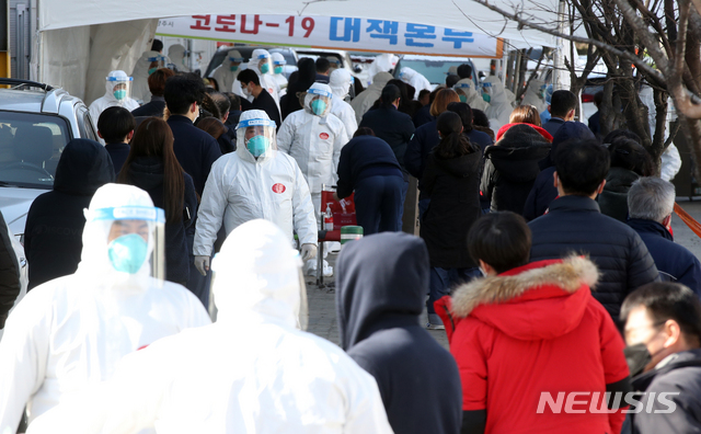 [남양주=뉴시스]김병문 기자 = 신종 코로나바이러스 감염증(코로나19) 집단감염이 발생한 경기 남양주 진관산업단지 내 한 플라스틱 공장 앞에 17일 오전 선별진료소가 설치되어 공단 근무자들이 검사를 받기 위해 대기하고 있다. 2021.02.17. dadazon@newsis.com