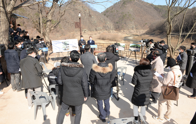 [울산=뉴시스] 배병수 기자 = 송철호 울산시장이 17일 오후 울주군 언양읍 대곡리 반구대암각화 전망대에서 '반구대 암각화 유네스코 세계유산 우선 등재 대상 선정' 브리핑을 하고 있다. 2021.02.17. bbs@newsis.com