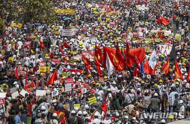 [양곤=AP/뉴시스]17일 미얀마 양곤에서 군사 쿠데타 반대 시위대가 술레 파고다 인근 교차로에 모여 대규모 시위를 하고 있다. 2021.02.17.