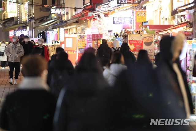 [서울=뉴시스]박민석 기자 = 수도권 사회적 거리두기가 2단계로 완화된 이후 3일차인 17일 오후 서울 마포구 홍대입구 인근 거리에서 시민들이 이동하고 있다. 2021.02.17. mspark@newsis.com