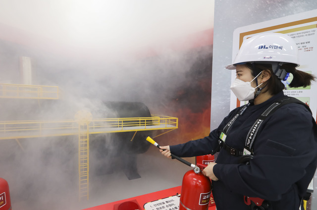 [서울=뉴시스]DL이앤씨 안전체험학교에 설치된 화재진압 체험 교육. (사진 = 업체 제공)