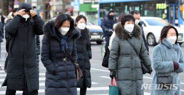 [서울=뉴시스]이영환 기자 = 눈이 녹아 비가 된다는 절기상 우수이자 한파가 찾아온 지난 18일 오전 서울 종로구 광화문네거리에서 시민들이 출근길 발걸음을 옮기고 있다. 2021.02.18. 20hwan@newsis.com