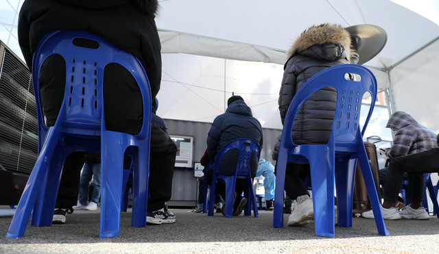 [서울=뉴시스]박주성 기자 = 코로나19 신규 확진자가 이틀째 600명대 발생한 18일 오전 서울 영등포구 보건소 내에 있는 선별진료소에서 시민들이 검사를 기다리고 있다. 2021.02.18. park7691@newsis.com 