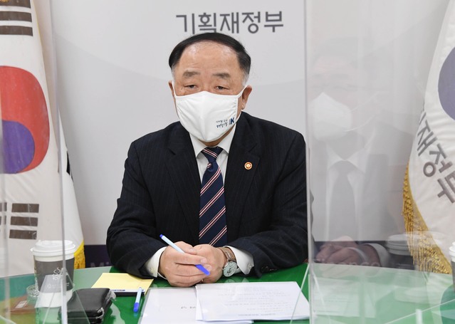 홍남기 "소상공인 지원, 방역조치 강도·피해수준별 세분화"