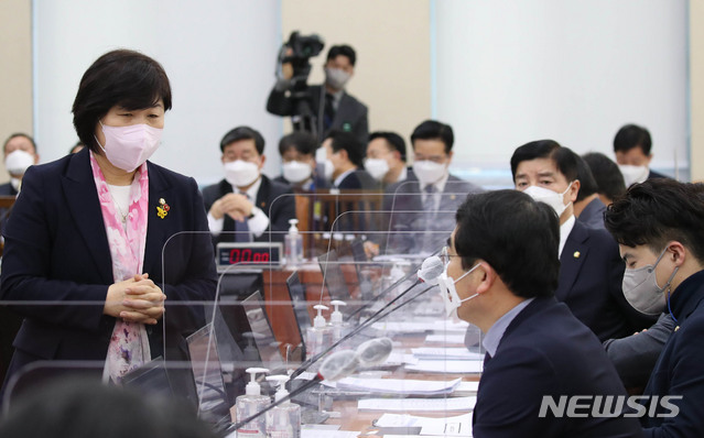 [서울=뉴시스]김진아 기자 = 서영교 국회 행안위원장이 18일 서울 여의도 국회에서 열린 행정안전위원회 전체회의에 앞서 제주 4.3사건 진상규명 및 희생자 명예회복에 관한 특별법 일부개정법률안과 관련해 여당 의원들과 이야기를 나누고 있다. 2021.02.18. (공동취재사진) photo@newsis.com