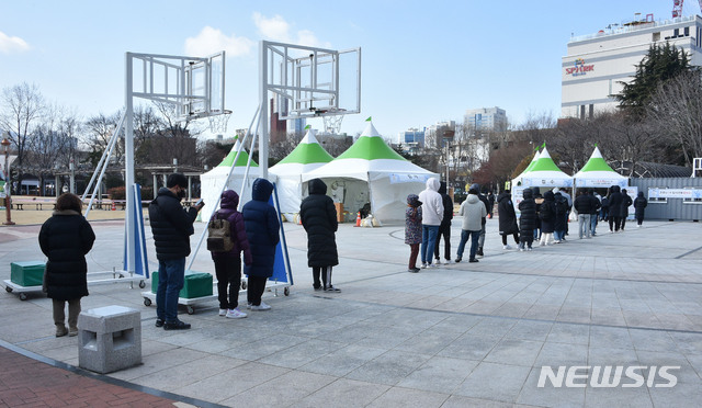 [대구=뉴시스] 이무열 기자 = 대구 지역 신종 코로나바이러스 감염증(코로나19) 확진자가 9명으로 집계된 18일 오전 대구 중구 국채보상운동기념공원에 마련된 코로나19 임시선별검사소에서 시민들이 검사를 받기 위해 줄 서 기다리고 있다. 2021.02.18. lmy@newsis.com