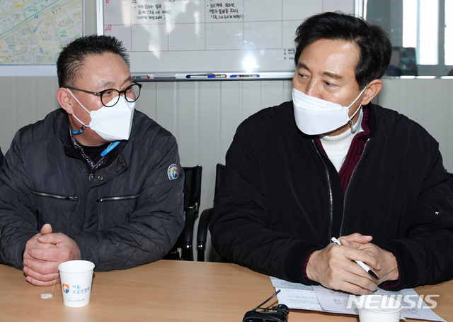 [서울=뉴시스]국회사진기자단 = 오세훈 국민의힘 서울시장 예비후보가 18일 서울 영등포구 문래동 서울소공인협회를 방문해 소공인들과 간담회를 하고 있다. 2021.02.18. photo@newsis.com