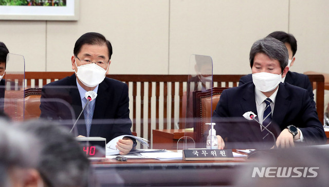 [서울=뉴시스]김진아 기자 = 정의용 외교부 장관이 18일 오후 서울 여의도 국회에서 열린 외교통일위원회 전체회의에서 발언을 하고 있다. (공동취재사진) 2021.02.18. photo@newsis.com