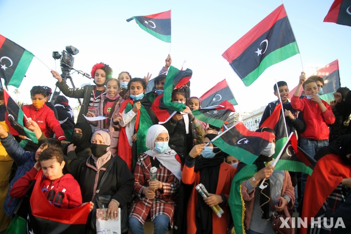 [ 트리폴리( 리비아)=신화/뉴시스] 올 해 2월 17일 트리폴리의 순교자 광장에 모인 시민들이 독재자 무아마르 가다피를 축출한 2011년의 민중혁명 10주년 기념행사를 하고 있다.
