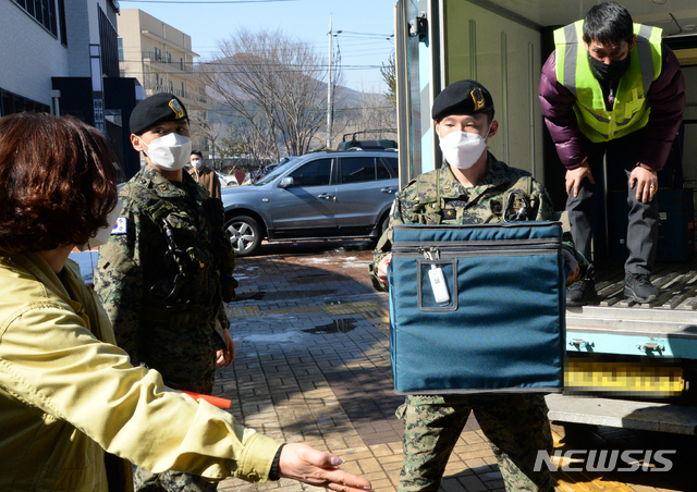 [임실=뉴시스] 김얼 기자 = 백신 수송 보관 범정부 통합 모의훈련이 열린 19일 전북 임실군 임실군보건의료원에서 관계자가 의약품을 나르고 있다. 2021.02.19.pmkeul@newsis.com