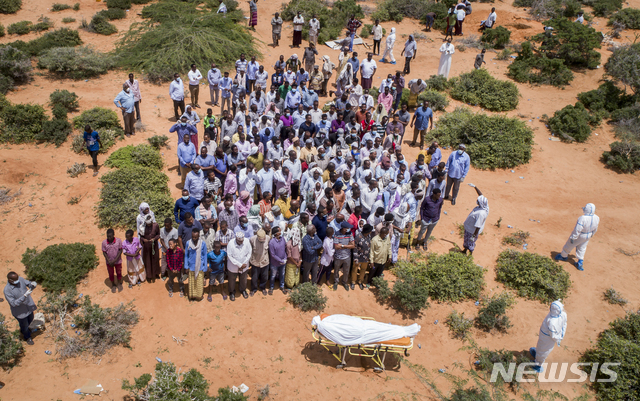 [모가디슈=AP/뉴시스]2020년 4월 30일 소말리아 모가디슈에서 코로나19로 숨진 노인을 매장하는 모습. 2021.02.19.