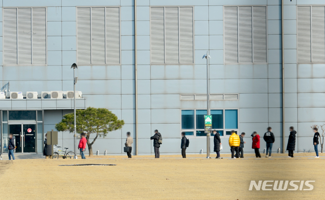 [광주=뉴시스] 김혜인 기자 = 지난 19일 오후 광주 북구 오룡동 삼성전자 광주사업장에서 직원들이 신종 코로나바이러스 감염증(코로나19)검사를 기다리고 있다. 2021.02.19. hyein0342@newsis.com