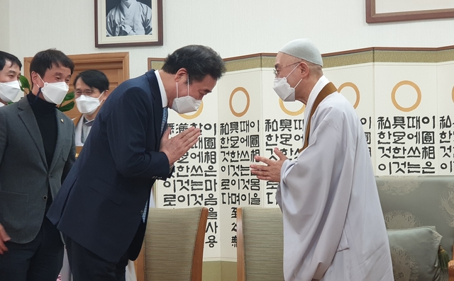 [익산=뉴시스] 강명수 기자 =이낙연 더불어민주당 대표가 20일 원불교 중앙총부를 방문해 김주원 종법사를 예방하고 있다. 2021.02.20. smister@newsis.com *재판매 및 DB 금지