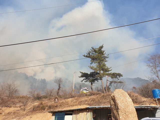 21일 오후 경남 하동군 악양면 미점리 산 76-14 구재봉 250m 고지에서 발생한 산불.(사진=경남도소방본부 제공) *재판매 및 DB 금지