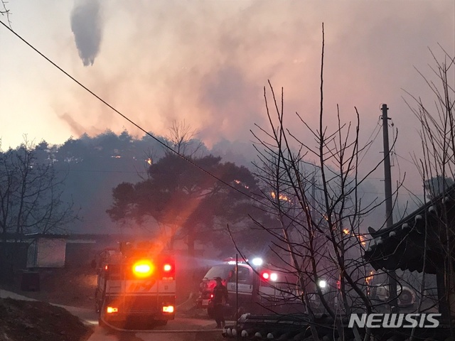 [세종=뉴시스] 경북 안동시 임동면 망천리 한 야산에서 불이 나고 있다. (사진= 소방청 제공) 2021.02.21. 