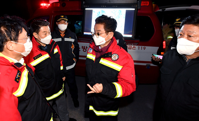 [안동=뉴시스] 이철우 경북지사(가운데)가 21일 밤 영주의 산불현장에 도착해 상황을 살피고 있다. (사진=경북도 제공) 2021.02.21 *재판매 및 DB 금지