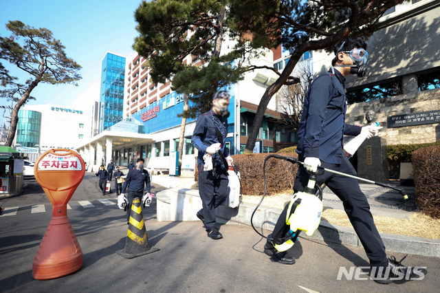 [서울=뉴시스]이윤청 기자 = 서울 용산구 순천향대학교 서울병원 관련 신종 코로나 바이러스 감염증(코로나19) 확진자가 누적 200명을 넘어선 21일 서울 순천향대학교부속 서울병원에서 방역업체 관계자들이 방역을 마친 후 나서고 있다. 2021.02.21. radiohead@newsis.com