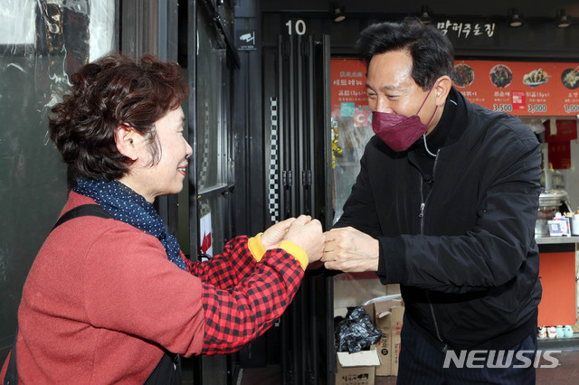 [서울=뉴시스]국회사진기자단 = 오세훈 국민의힘 서울시장 예비후보가 21일 서울 서대문구 이화여대 앞 상가를 방문해 상인과 인사하고 있다. 2021.02.21. photo@newsis.com