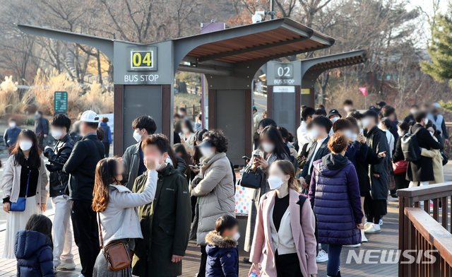 [서울=뉴시스]배훈식 기자 = 사회적 거리두기 단계가 수도권 2단계, 비수도권 1.5단계로 완화되고 첫 휴일을 맞은 21일 오후 서울 중구 남산을 찾은 시민들이 남산타워 버스 정류장에 빼곡히 모여있다. 2021.02.21. dahora83@newsis.com