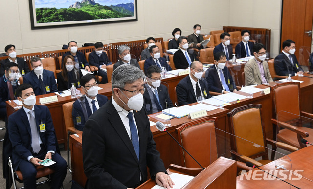 [서울=뉴시스]김진아 기자 = 이재갑 고용노동부 장관이 22일 오전 서울 여의도 국회에서 열린 환경노동위원회 산업재해 관련 청문회에서 관련 업무보고를 하고 있다. (공동취재사진) 2021.02.22. photo@newsis.com