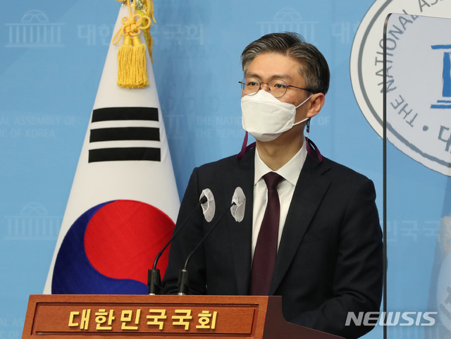 [서울=뉴시스]전진환 기자 = 조정훈 시대전환 서울시장 보궐선거 예비후보가 22일 오전 서울 여의도 국회 소통관에서 정책 공약 발표 기자회견을 하고 있다. 2021.02.22. amin2@newsis.com