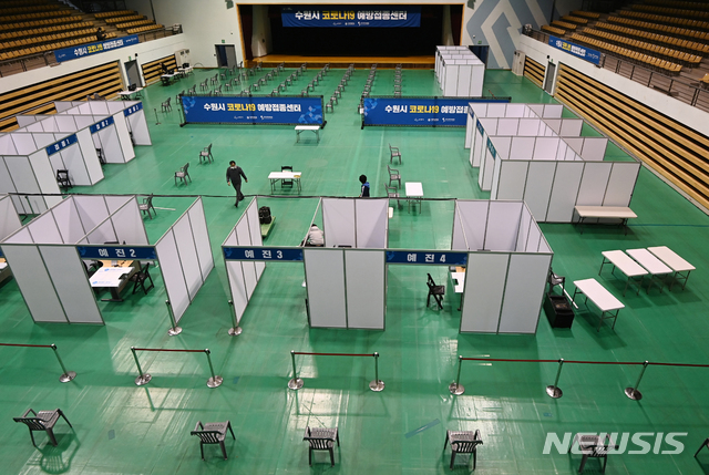 [수원=뉴시스] 김종택기자 = 22일 경기도 수원시 아주대학교 실내체육관에 마련된 신종코로나바이러스 감염증(코로나19) 예방접종센터에서 관계자들이 시설을 점검하고 있다. 오는 26일부터 코로나19 백신 예방접종이 시작될 예정이다. 2021.02.22. jtk@newsis.com