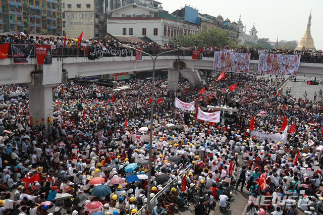 [양곤=AP/뉴시스]22일 미얀마 양곤 시내의 한 교차로에 군부 쿠데타 반대 시위대가 모여들고 있다. 군사 정권의 유혈진압 위협에도 미얀마 전역에서 총파업이 벌어져 수백만 명이 거리로 쏟아져 나왔다. 2021.02.22.