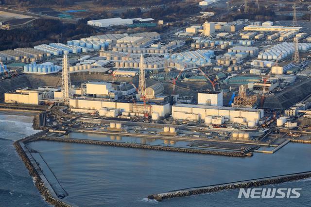 [오쿠마=AP/뉴시스] 일본 동북부 후쿠시마현 소재 후쿠시마 제1 원자력 발전소의 2월14일 전경.  2021.05.11.