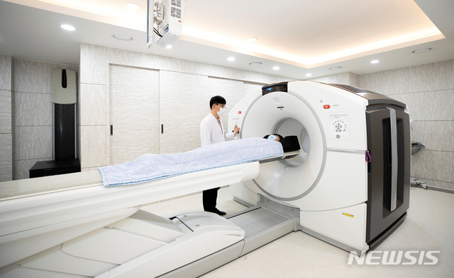 [서울=뉴시스] 고려대구로병원은 최첨단 디지털 진단기기 'PET-CT'(디스커버리 엠아이(Discovery MI)를 도입했다고 23일 밝혔다. (사진= 고대구로병원 제공) 2021.02.23