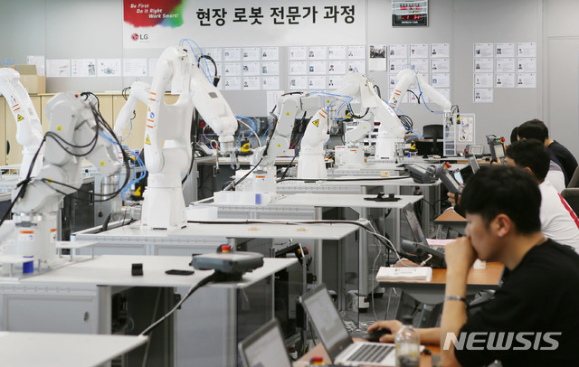 [서울=뉴시스] 경기도 평택시 LG전자 러닝센터에서 협력사 직원들이 로봇 자동화 교육을 받고 있는 모습 (제공=LG전자)